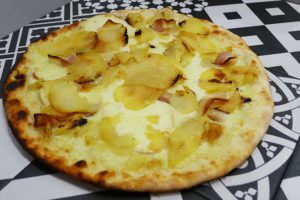 Pizzeria la Lievita pizza a domicilio e da asporto patate, guanciale provola e affumicata